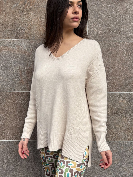 Maglia scollo V trecce