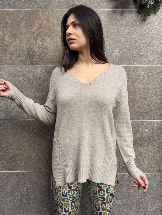Maglia scollo V trecce