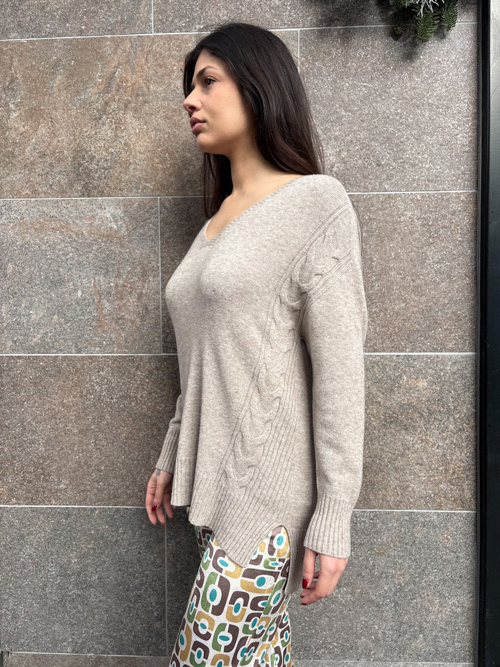 Maglia scollo V trecce