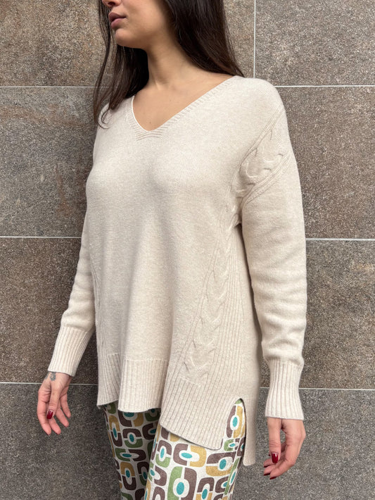 Maglia scollo V trecce